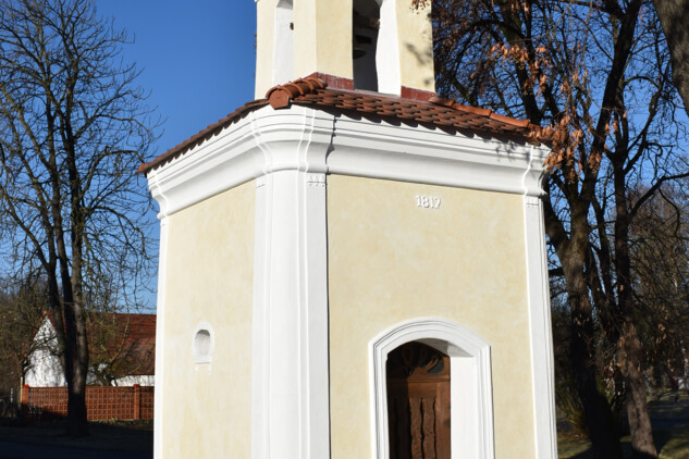 Návesní kaple Panny Marie Bolestné v Novosedlech z roku 1817.